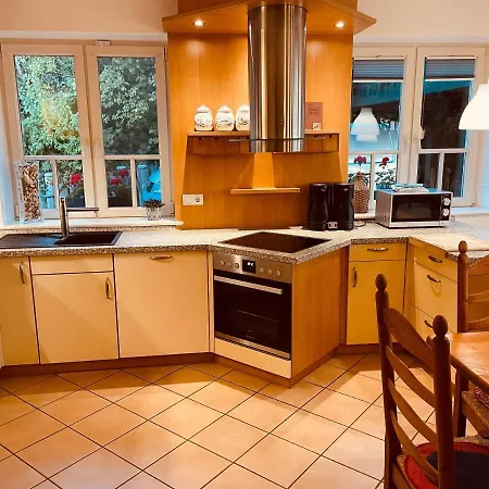 펜션 Dat-klinkerhus-auf-ruegen-xxl-urlaubsparadies-nahe-ostseestrand-nationalpark-fuer-17-gaeste 글로페