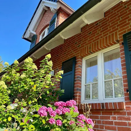 펜션 Dat-klinkerhus-auf-ruegen-xxl-urlaubsparadies-nahe-ostseestrand-nationalpark-fuer-17-gaeste 글로페